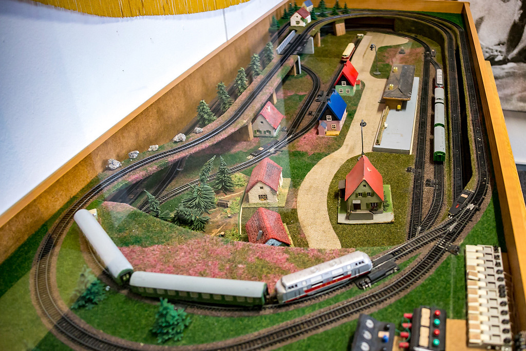 Детская железная дорога — Масштабная модель сделанная школьником